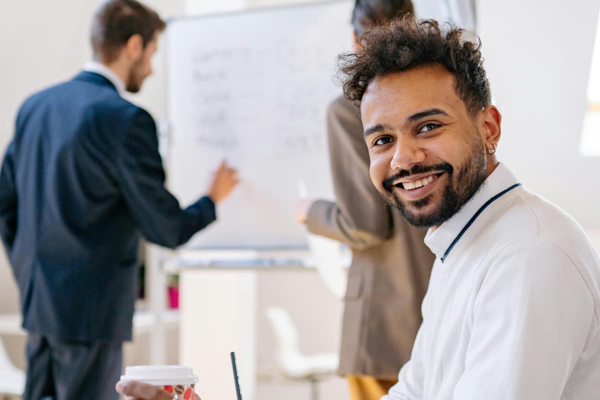 Joven motivado atendiendo un curso de inglés