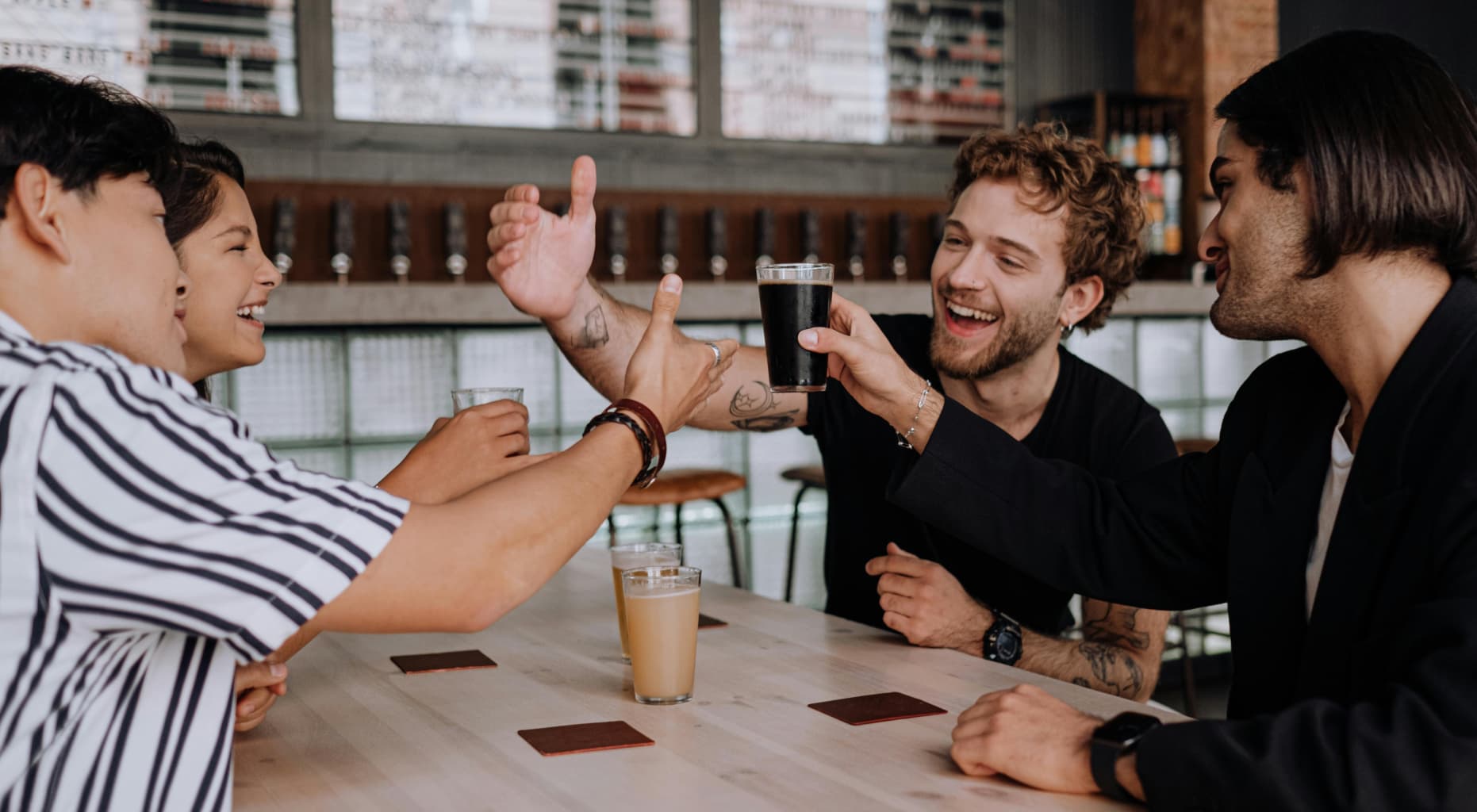 Grupo de amigos festejando un acontecimiento importante en una cafetería