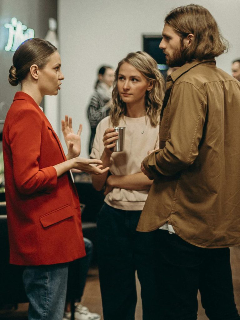 Un grupo de amigos invitados conversando entretenidamente en una reunión