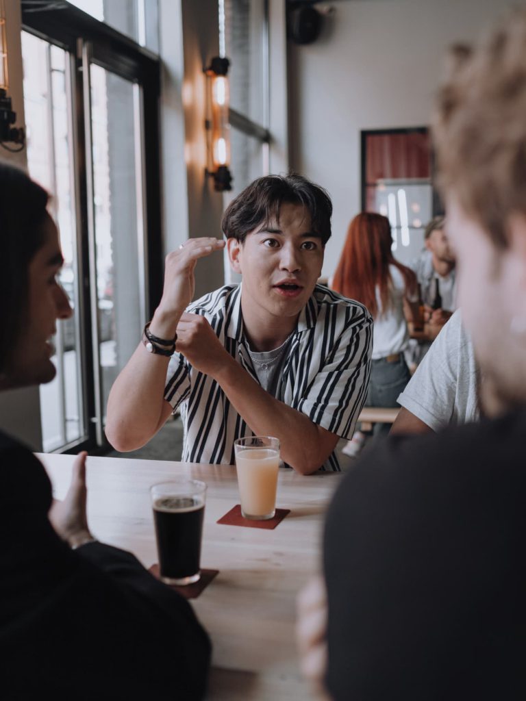 Amigos platicando amenamente en un café contando historias de sus vivencias