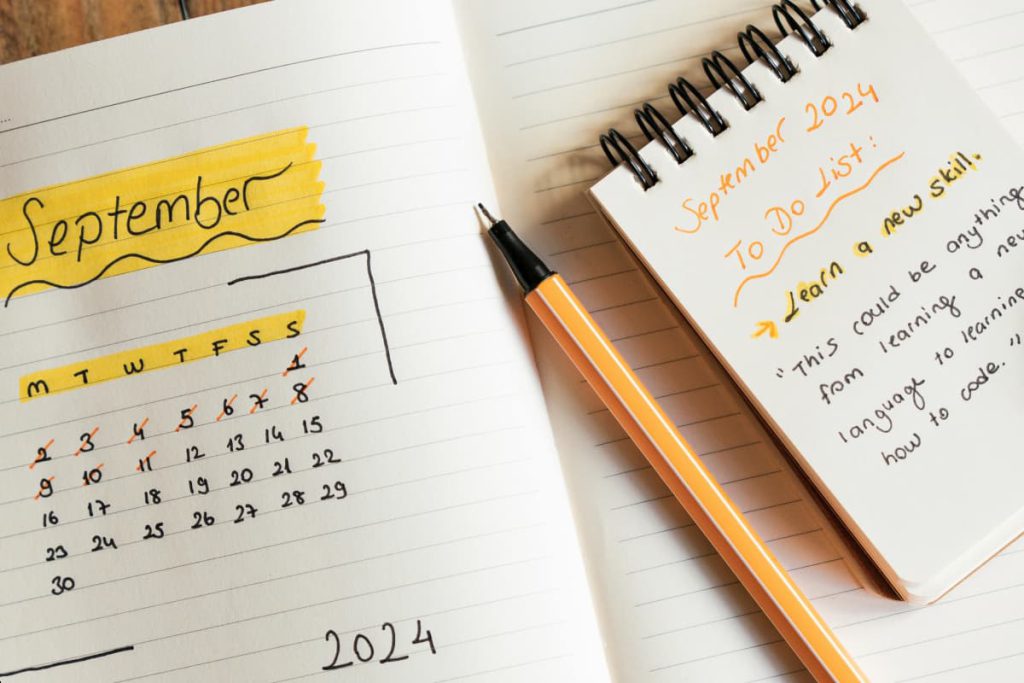 Calendario con fechas y block de notas con lista de objetivos a realizar