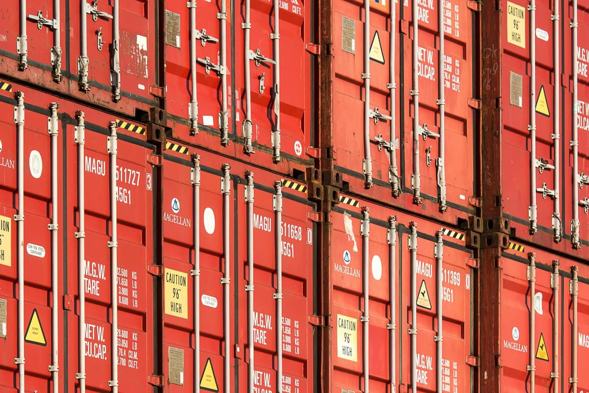 Contenedores rojos de transportación multimodal en el patio de una empresa de logística listos para despachar