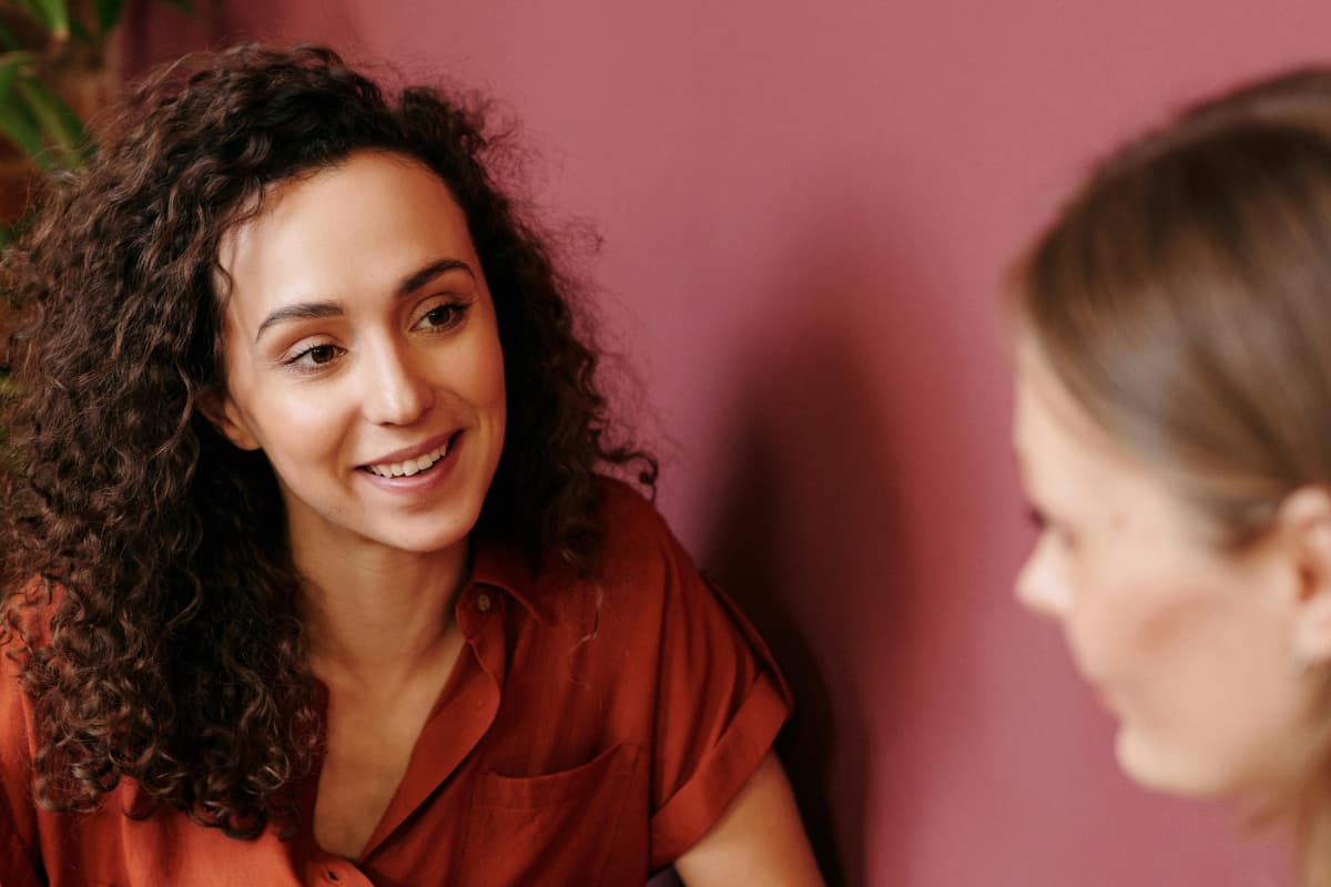 Dos mujeres teniendo una conversación entre amigas