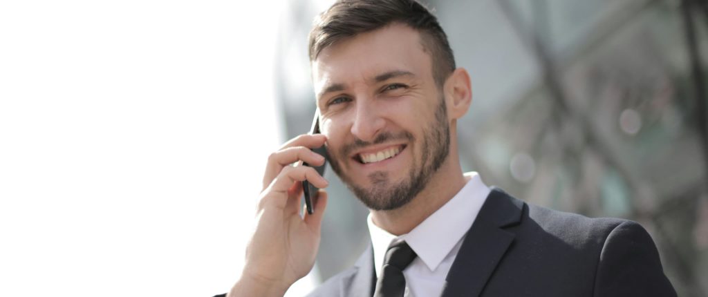 Hombre de negocios contento hablando en su celular