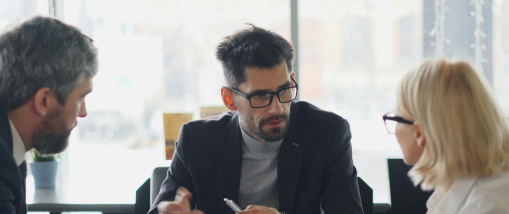 Ejecutivos negociando un acuerdo hablando en inglés
