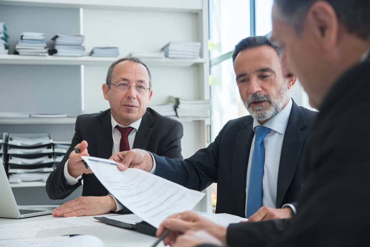 Empresarios revisando un contrato listo para firmar