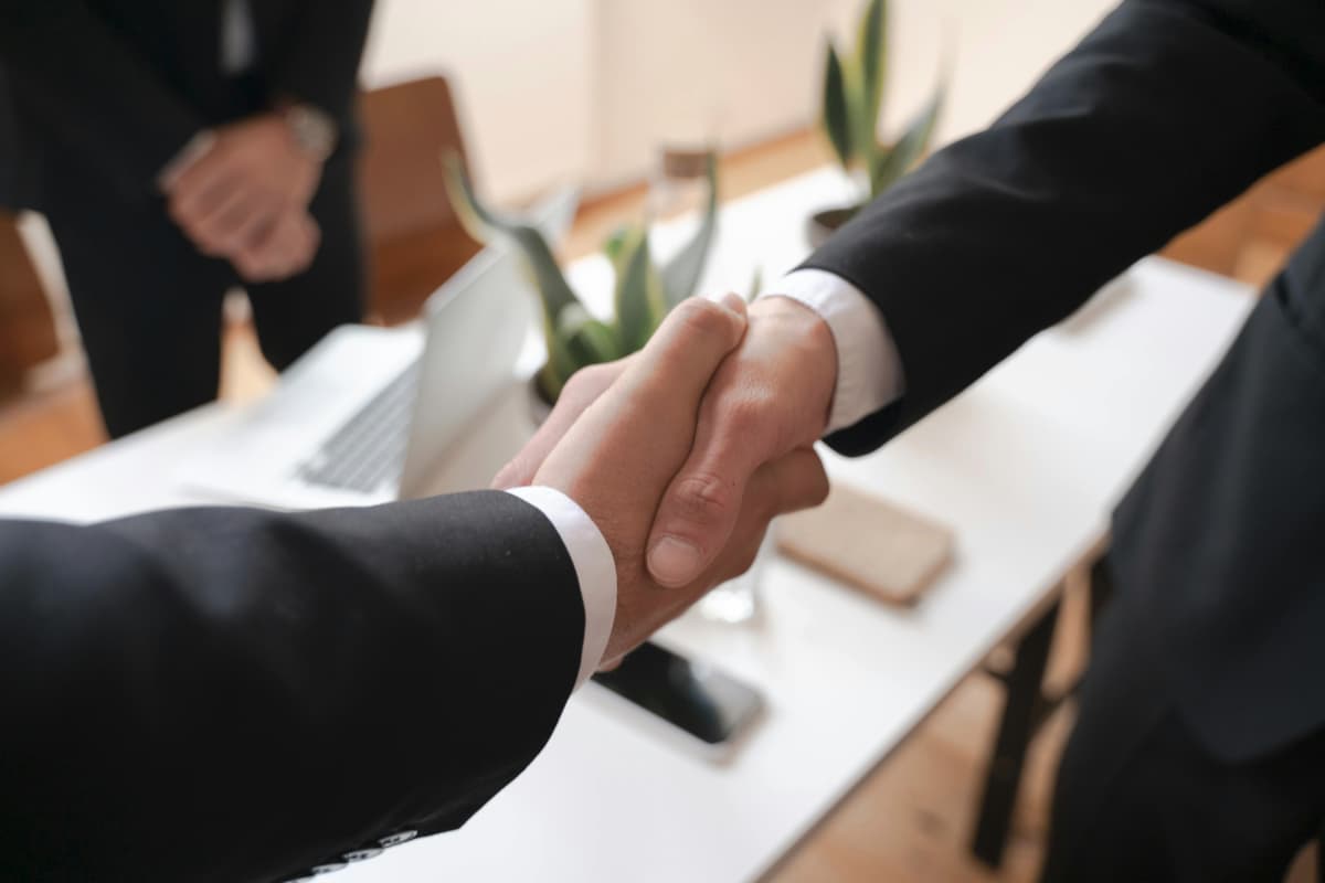 Empresarios llegando a un acuerdo para un proyecto importante en el extranjero