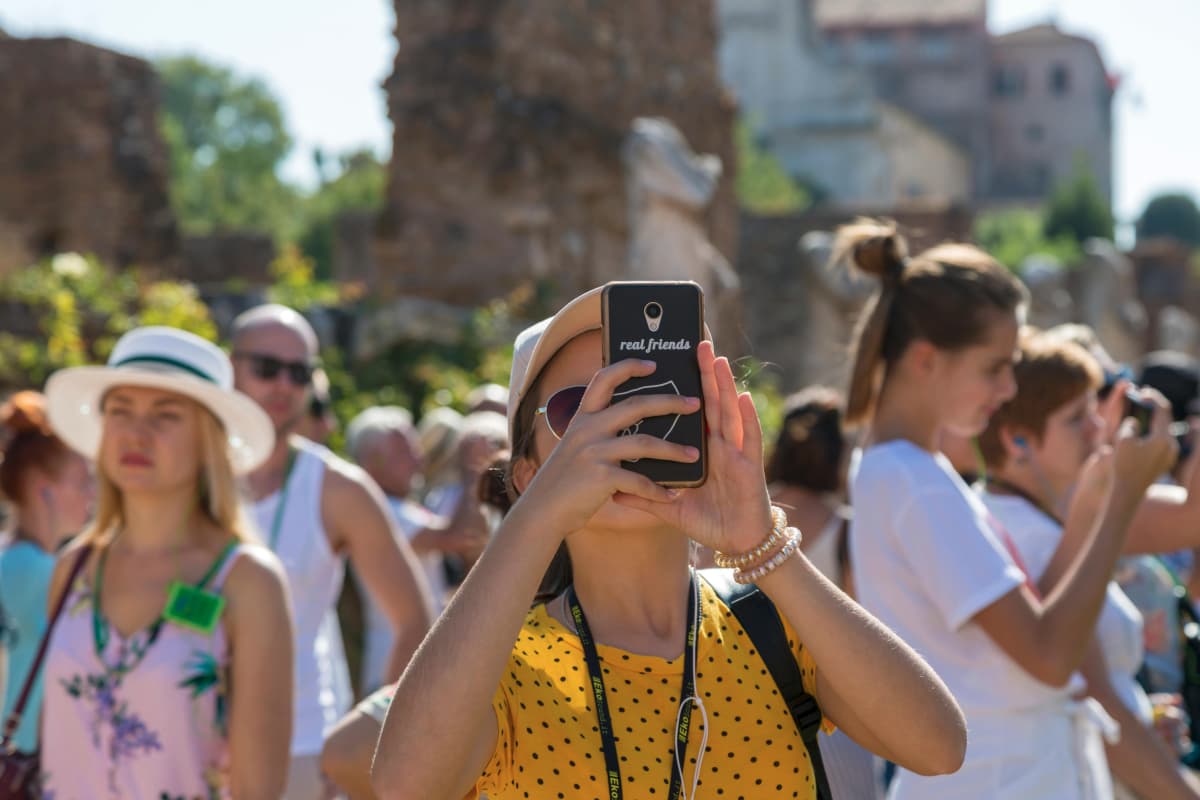 Un grupo de turistas jóvenes visitando Europa