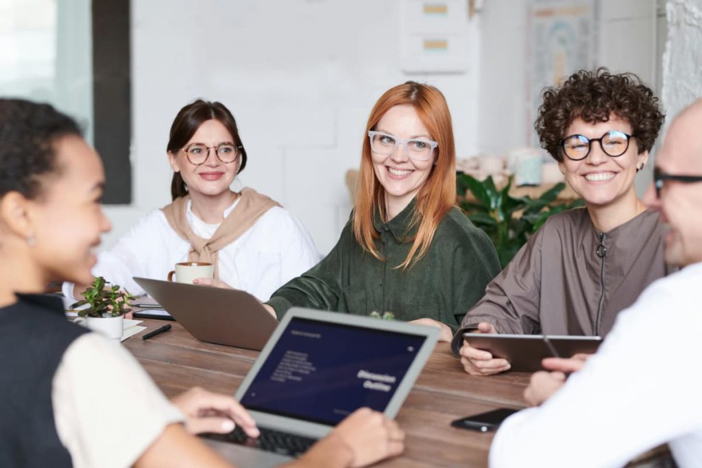 Un grupo de personas practicando en una clase de inglés
