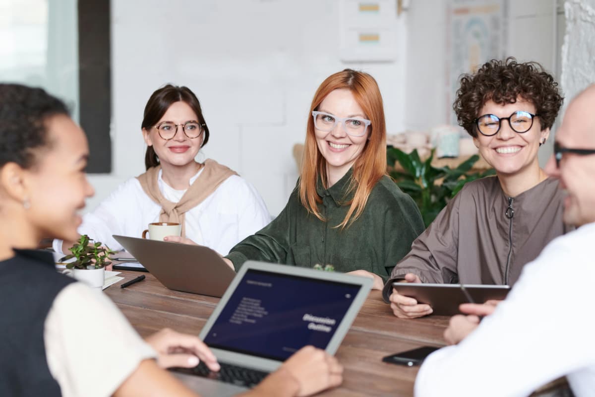 Un grupo de personas practicando en una clase de inglés