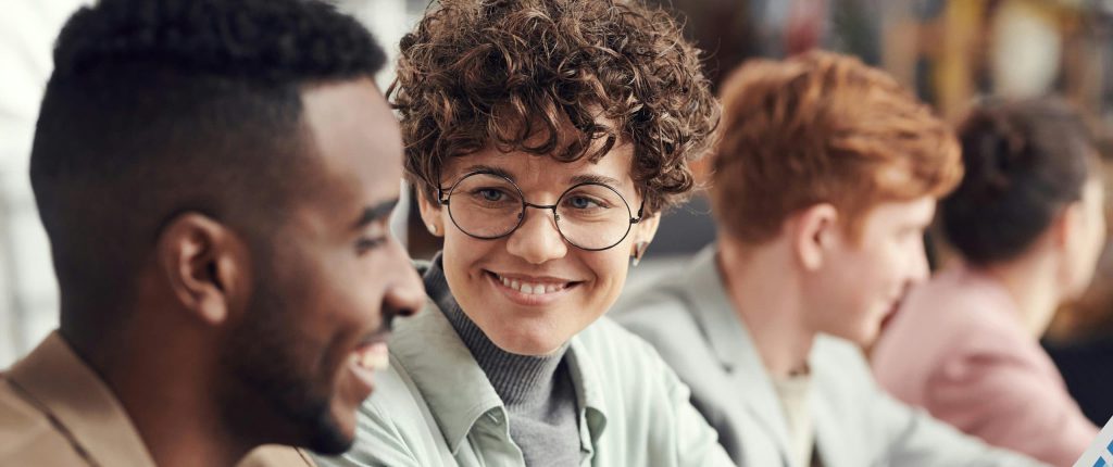 Grupo de personas hablando inglés