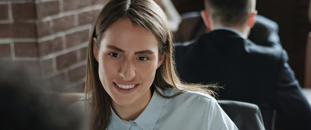 Mujer joven conversando en un restaurante