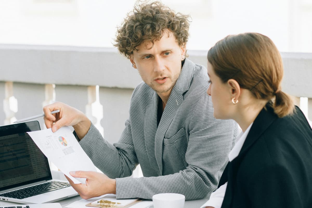 Una pareja revisando estadísticas y discutiendo problemas económicos