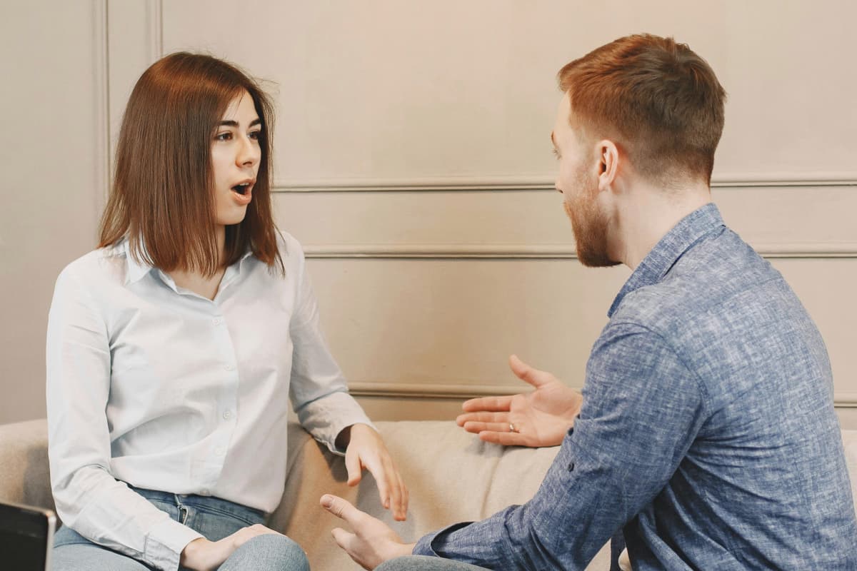 Una pareja jóven platicando en el lobby de un hotel en Europa