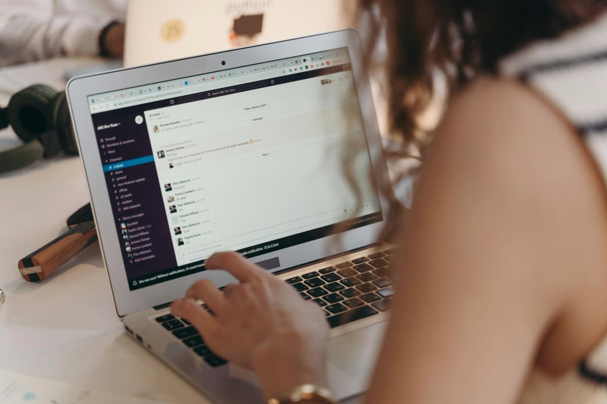 Mujer profesionista jóven escribiendo un correo electrónico a un cliente fuera del país