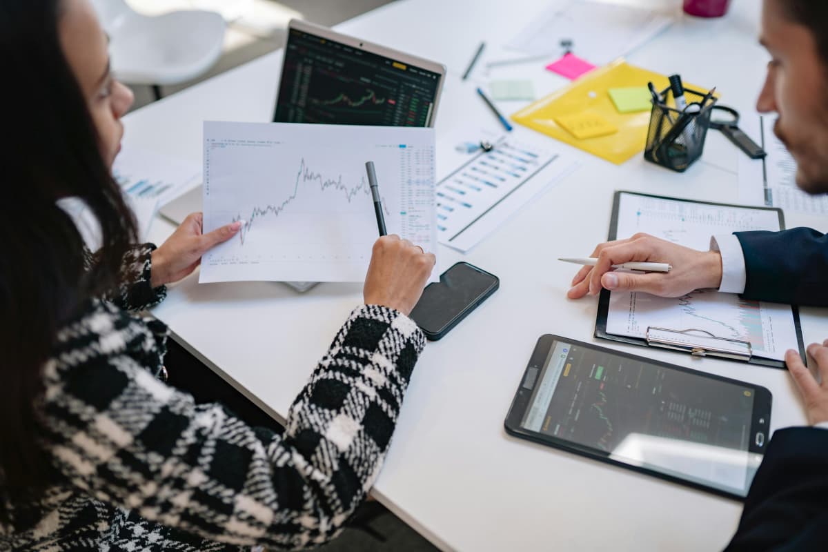 Profesionistas de marketing y ventas discutiendo estrategias para conquistar nuevos mercados en otros países